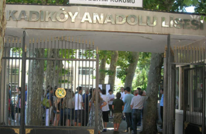 Kadıköy Anadolu Lisesi’nde velilerin isyanı! Öğrencinin öğrenciye zorbalığı!