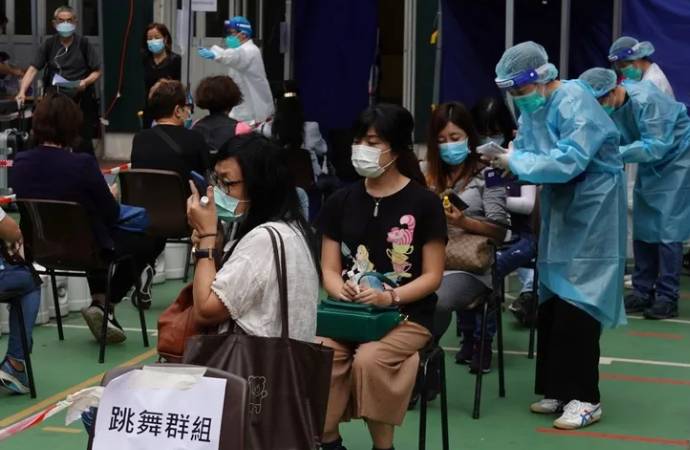 Hong Kong’da dikkat çeken uygulama: Koronavirüs testi pozitif çıkana 645 dolar