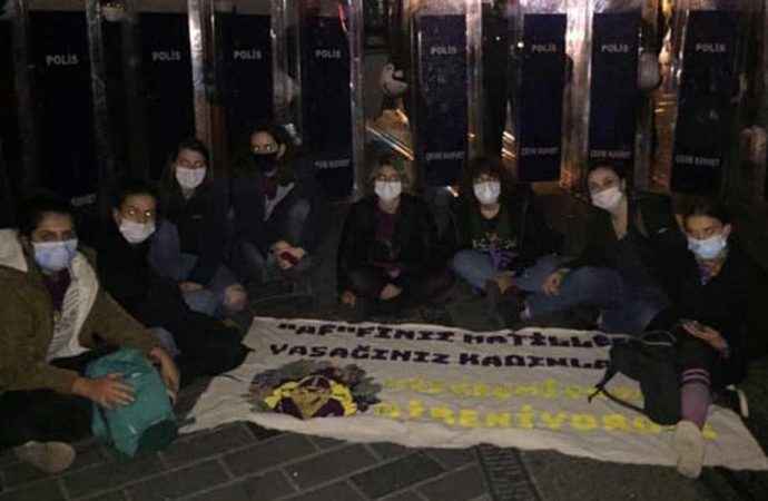 Taksim’de kadınlar polis ablukasına rağmen oturma eylemlerini sürdürüyor