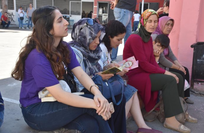 LGS’de öğrenciler sınıfta, veliler bahçede heyecanlandı