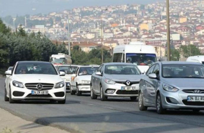 Tatil yolu çileye döndü... 10 kilometrelik araç kuyruğu oluştu