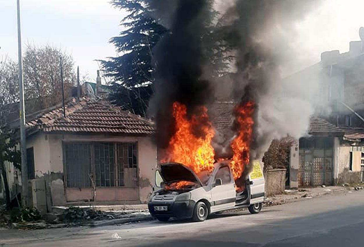 Yanan aracını söndürmeye çalışıyordu: Kalp krizinden öldü