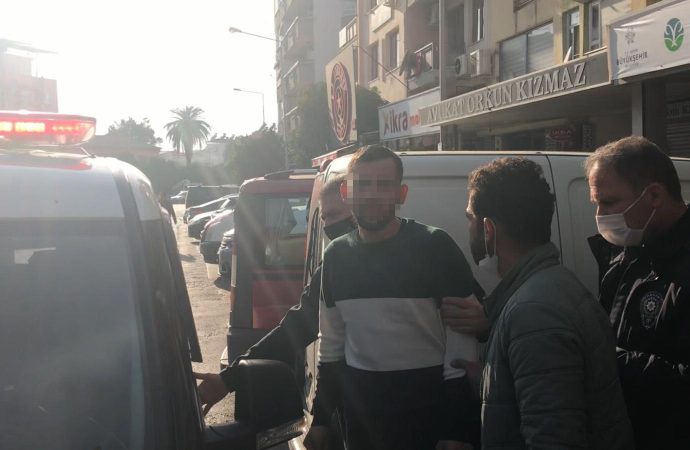 Kız arkadaşını sokak ortasında bıçakladı