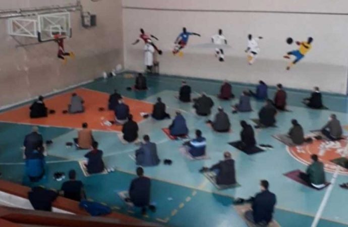 Okulları açmanın yeni yöntemi: Spor salonlarını ‘cuma namazına’ açtılar!