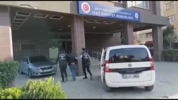 Zeytinburnu'nda Türk Bayrağı'nı yakan kişi gözaltına alındı
