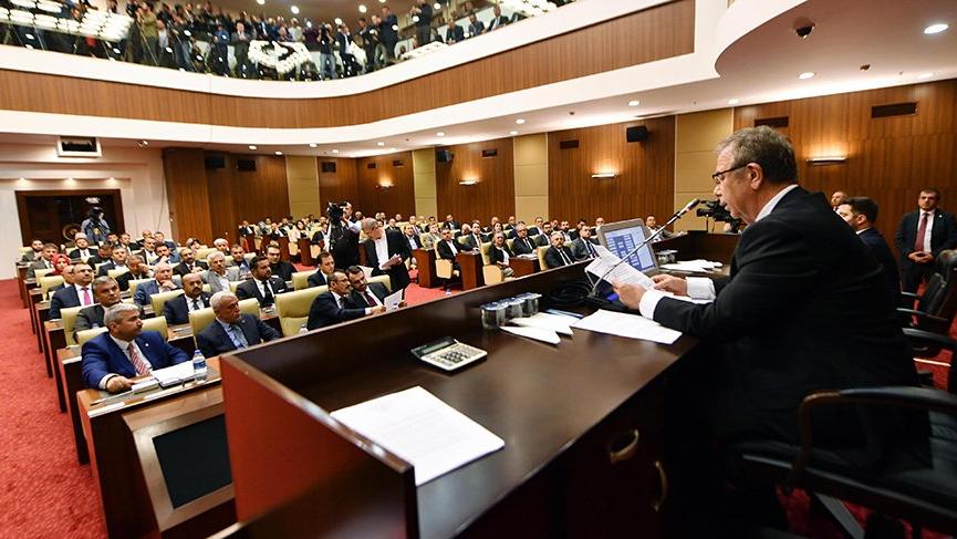 Mansur Yavaş'tan masaya vurarak tepki gösteren AKP'lilere: 'Masaya çıkıp tepinin isterseniz'