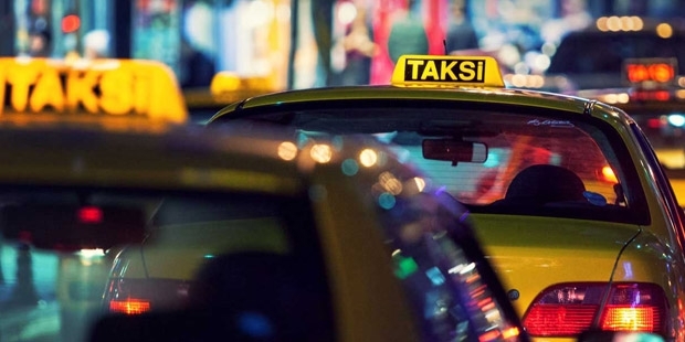Gideceği yere 10 liraya götürmeyen taksicinin aracını çaldı!