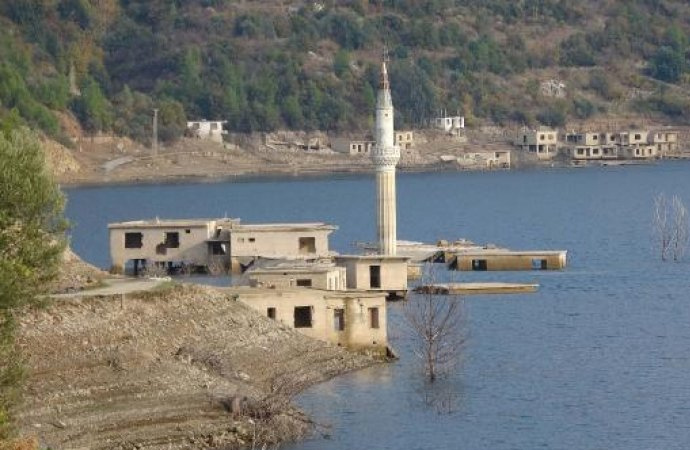 Su seviyesi düştü baraj gölünün altında kalan evler ortaya çıktı