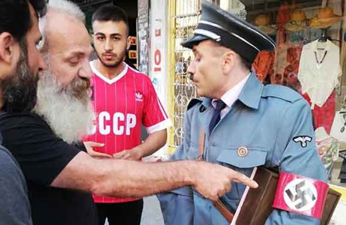 Kadıköy’de Hitler kostümüyle gezen kişiye halktan tepki!
