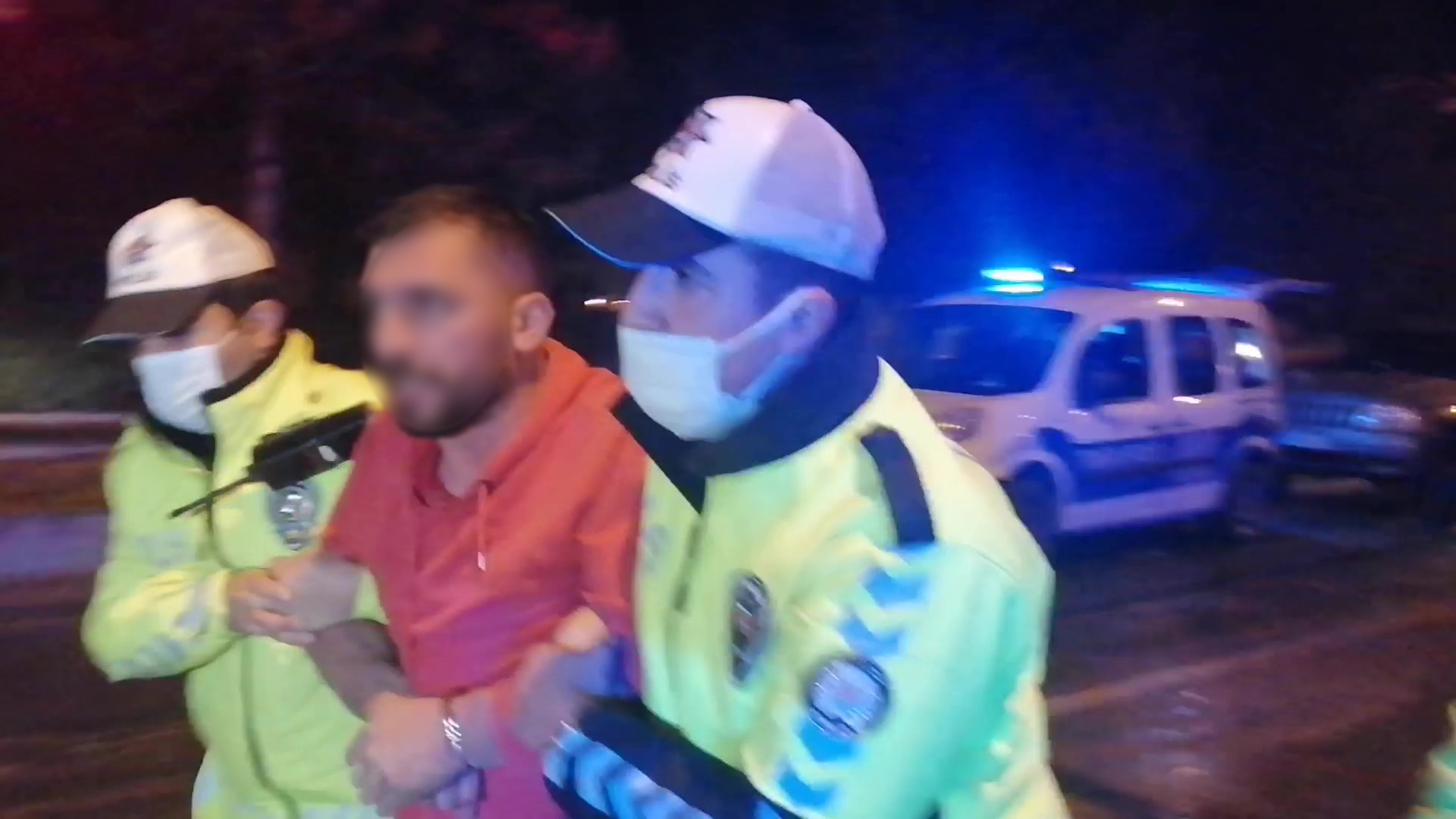 Alkollü sürücü 'dur' ihtarına uymadı, önce arabasıyla sonra koşarak kaçtı