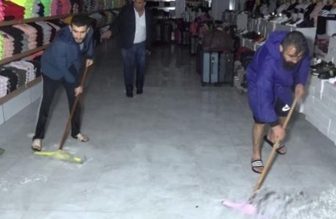 ‘Turuncu kod’ uyarısının yapıldığı Antalya’da iş yerlerini su bastı