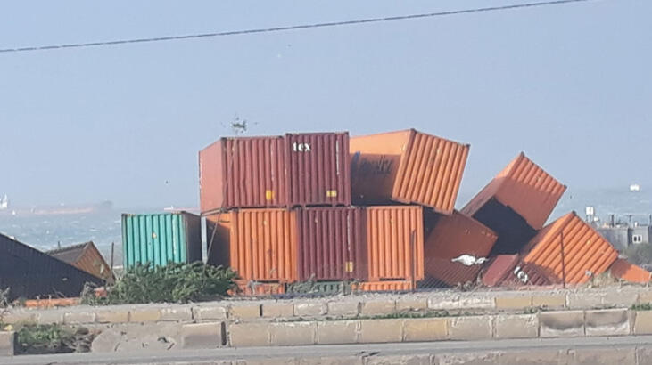 İskenderun'da fırtına: Konteynerler devrildi, evin çatısı uçtu