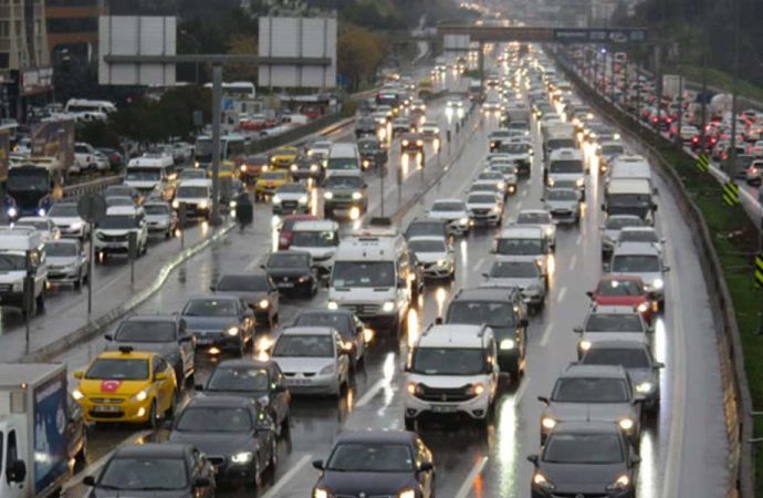 Yağmur sonrası İstanbul’da yoğun trafik