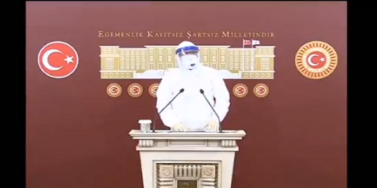 CHP'li Adıgüzel, sağlık emekçilerinin sorunlarına dikkat etmek için tulum, maske, siperlik ve eldiven ile topl