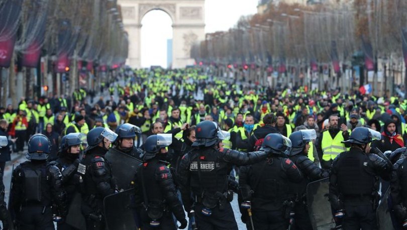 Paris'te bir hayalet dolaşıyor: Sarı yelekliler yeniden sokaklarda