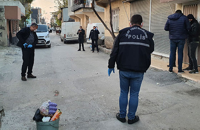 Adana’da sokak ortasına ses bombası!