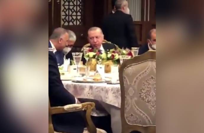 Murat Yetkin yazdı: Beştepe davetinde dip dibe oturup eğlenince bulaşmıyor mu koronavirüs?