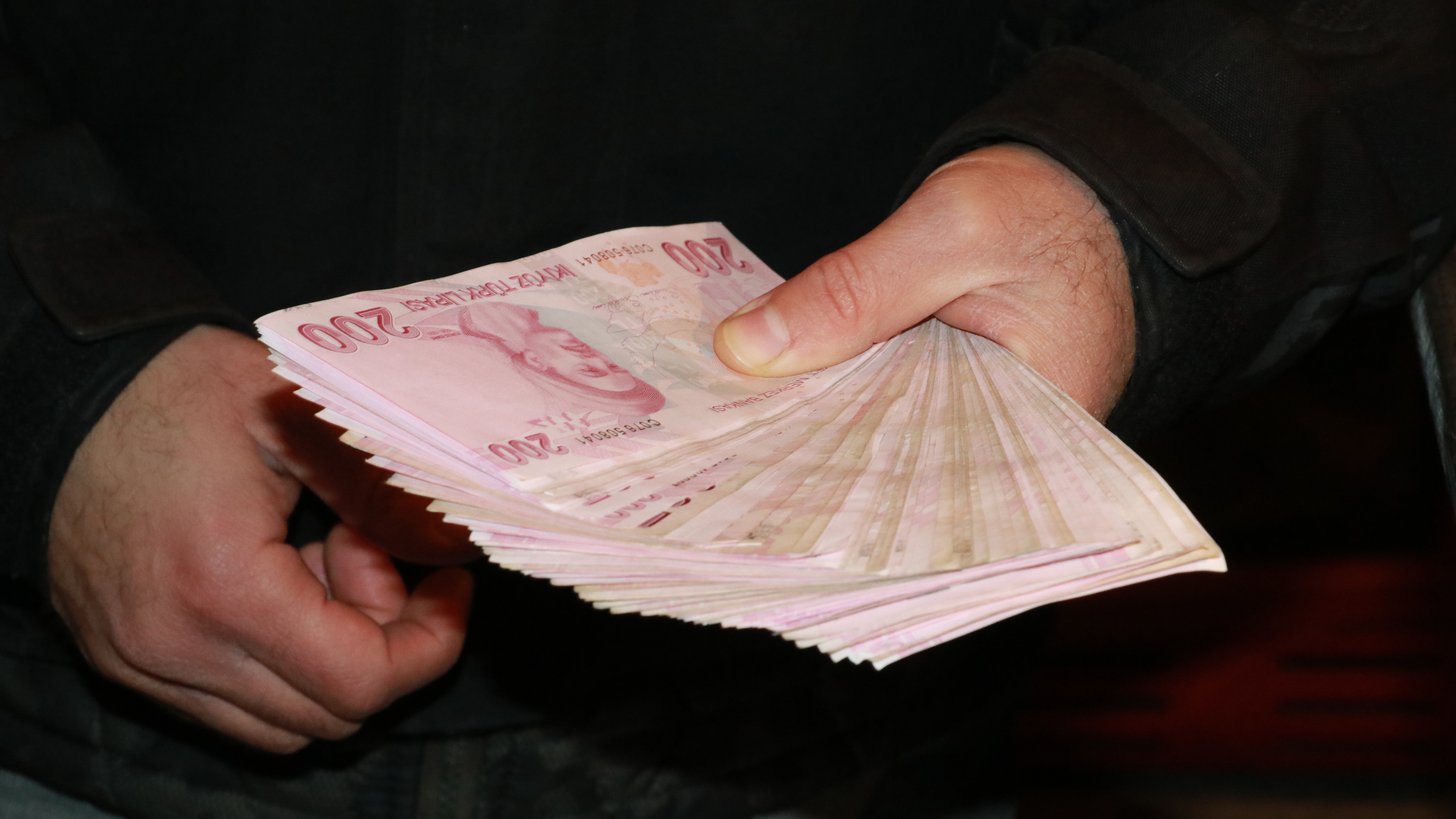 Yolda bulduğu 15 bin lirayı sahibine teslim etti