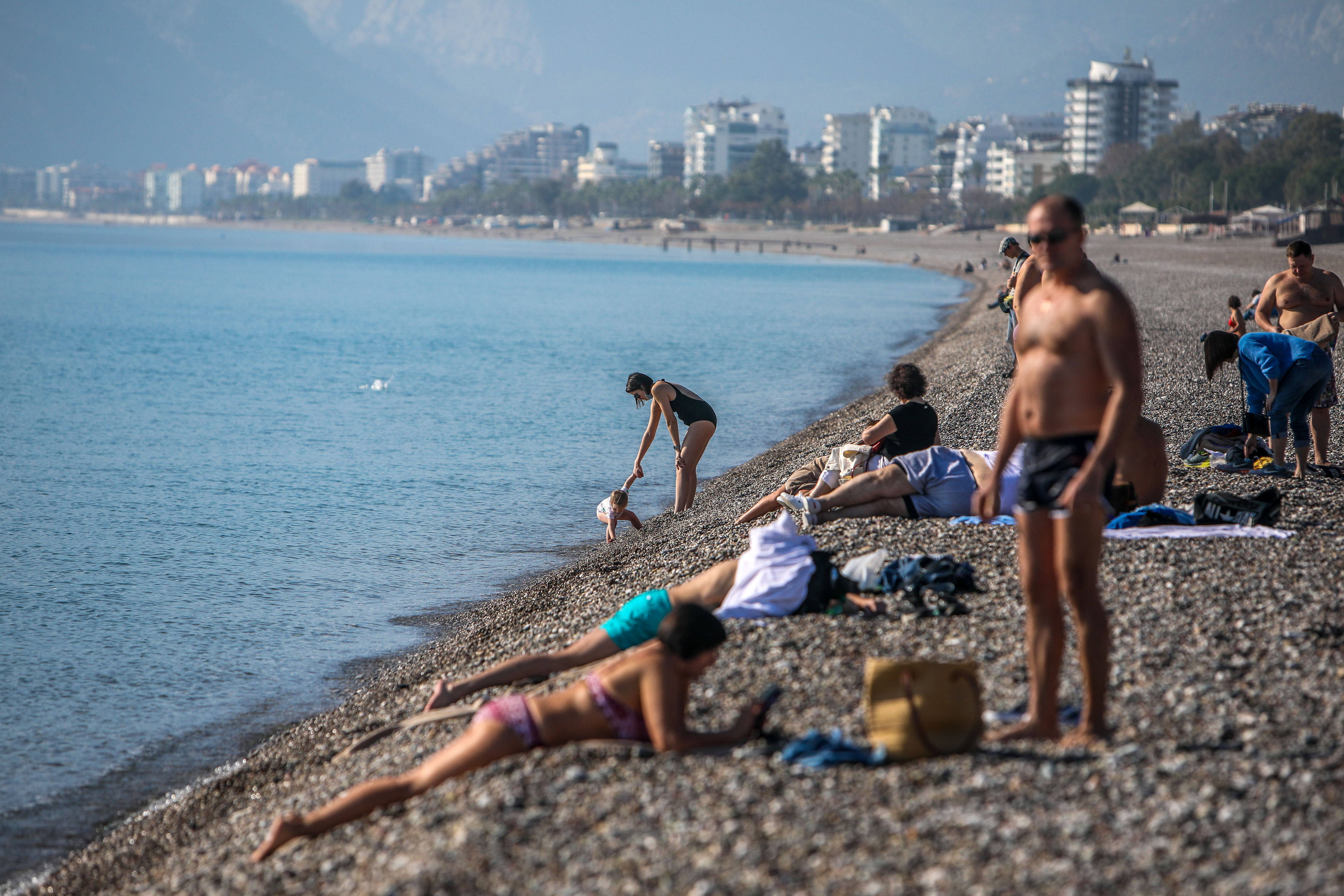Antalya'da kısıtlamadan muaf turistlerin deniz keyfi