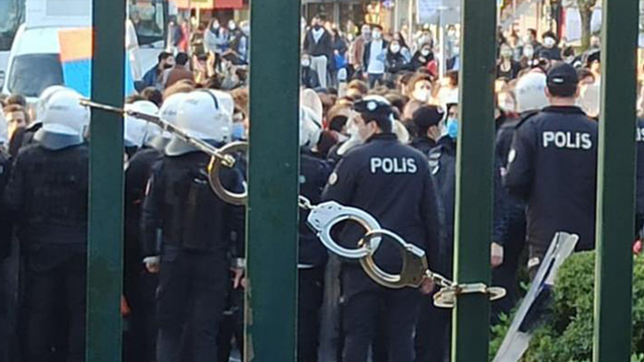 Boğaziçi'ne kelepçe devam ediyor: 'Kayyuma hayır' diyen öğrencilerin evine TEM baskını