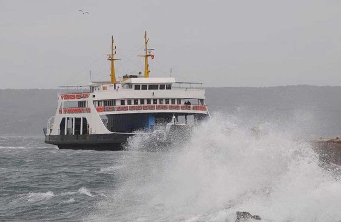 Bozcaada’ya feribot seferleri iptal edildi