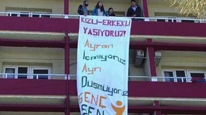 'Kızlı erkekli yaşıyoruz' pankartına, 7 yıl sonra alkollü mekanlara giriş cezası!