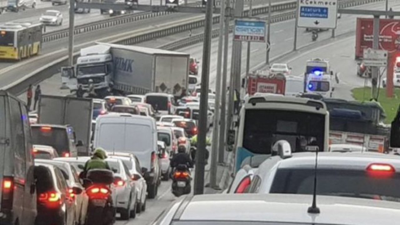 TIR metrobüs yoluna girdi! E-5'te trafik kilitlendi