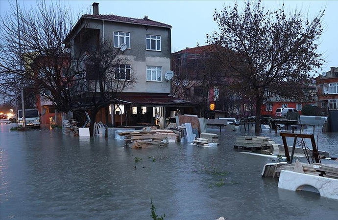 Edirne’de sağanak: Sokaklar göle döndü