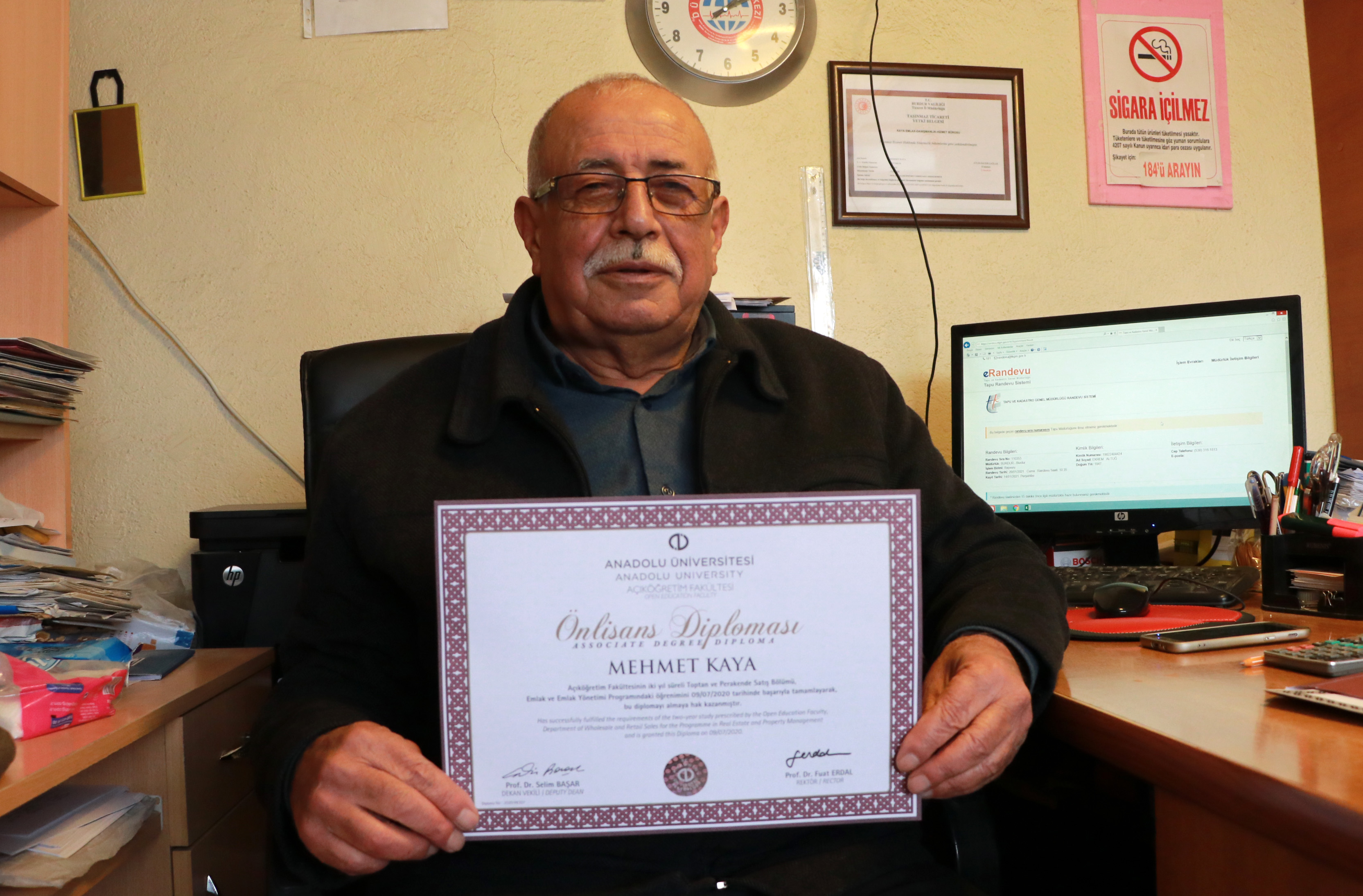 72 yaşında üçüncü üniversite diplomasını aldı