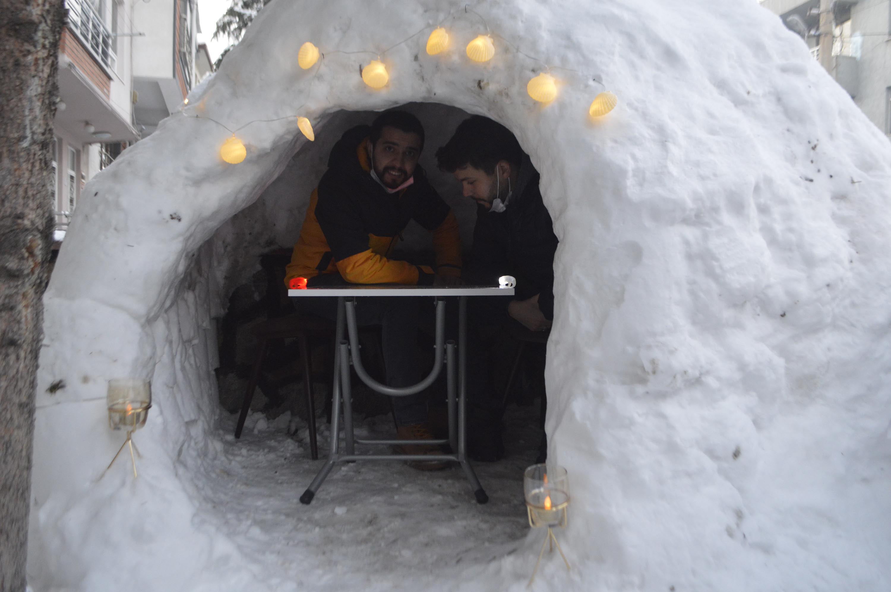 Kardan yaptıkları 'Eskimo evi'nde kahve keyfi!