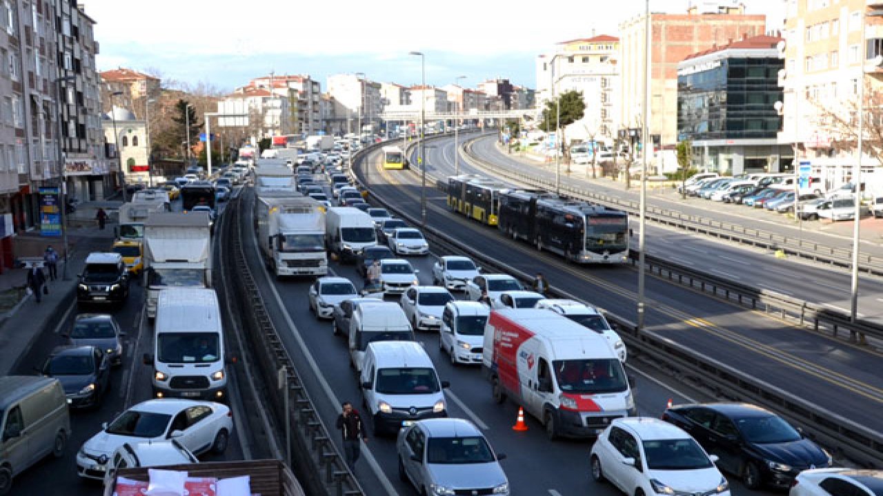 Sokağa çıkma kısıtlamasında İstanbul D-100 karayolunda şaşırtan trafik! İşte nedeni