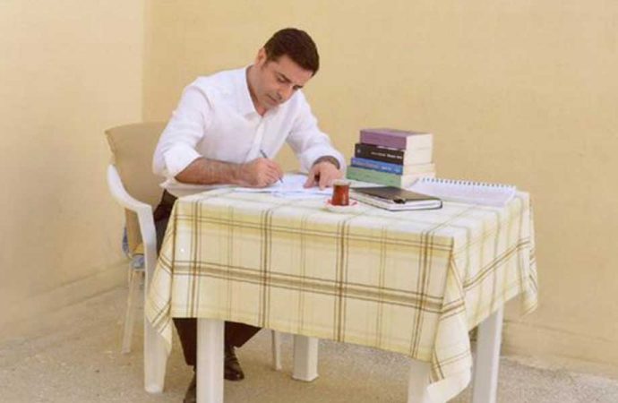 Demirtaş gazetecilere mektup yazdı, iddialara yanıt verdi: 'Bu bilgiler hayati önemdedir'