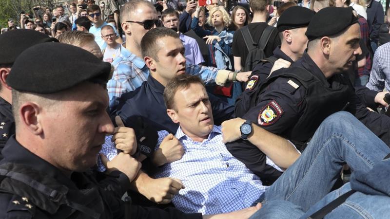 Rus muhalif Navalny’in ofisine polis baskını iddiası!