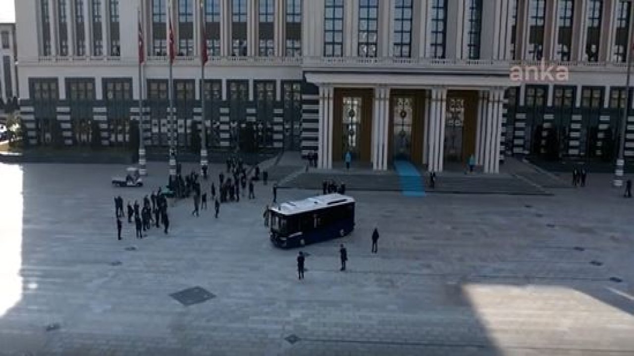 Erdoğan, Saray'ın bahçesinde sürücüsüz otobüsü test etti