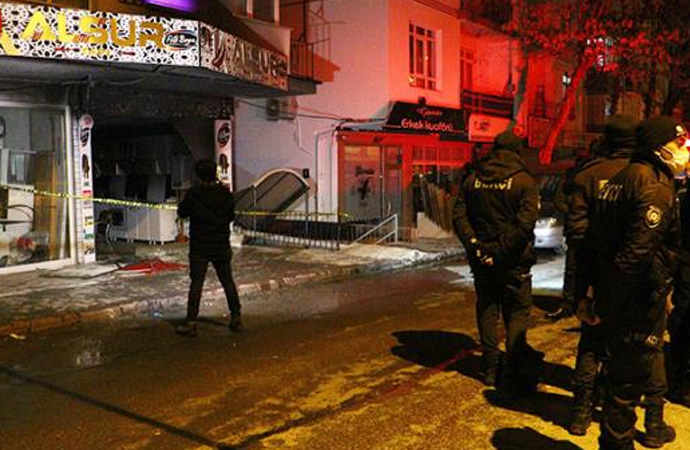Kundakladıkları dükkanın sahibini görüntülü arayıp yangını izlettiler
