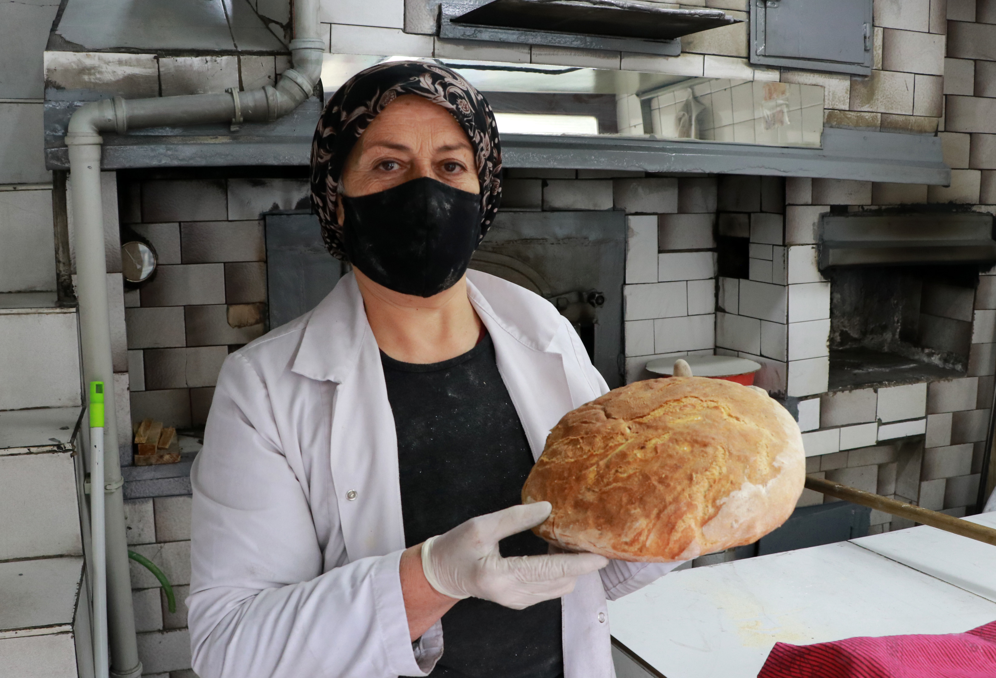 İç ısıtan haber: Evinde ürettiği eski usul ekmekleri fırında yapmaya başladı