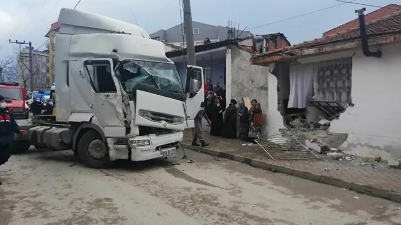 Kontrolden çıkan TIR bir evin salonuna girdi.
