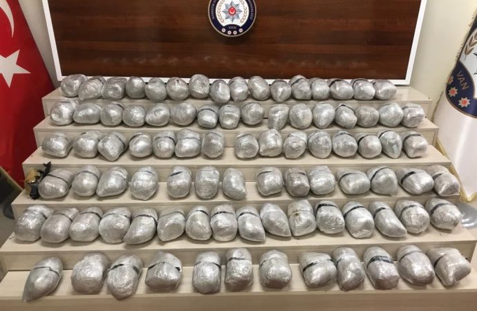 Araziye atılan poşetlerden 90 kilo eroin çıktı