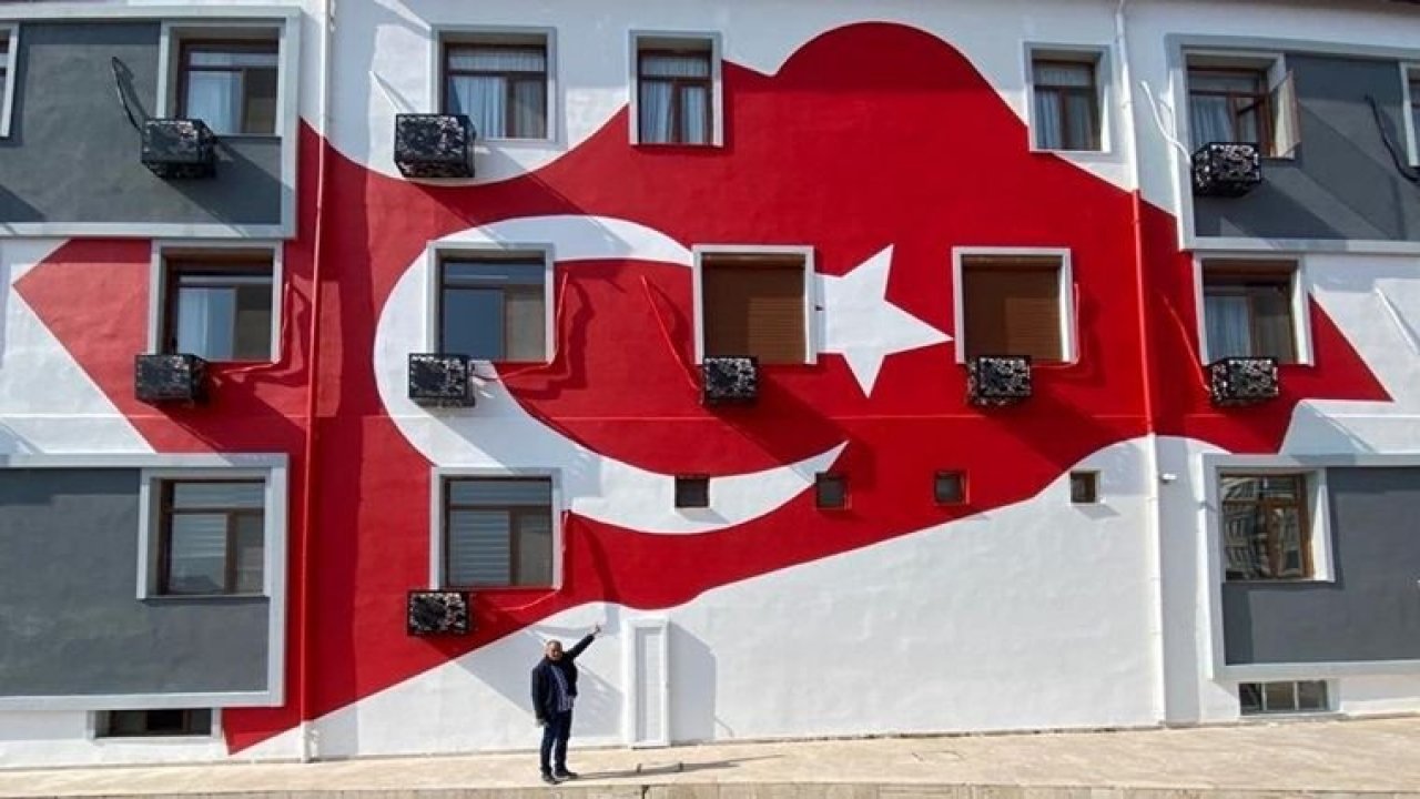 İYİ Parti’den ‘süs gibi’ Türk bayrağı çizimine tepki