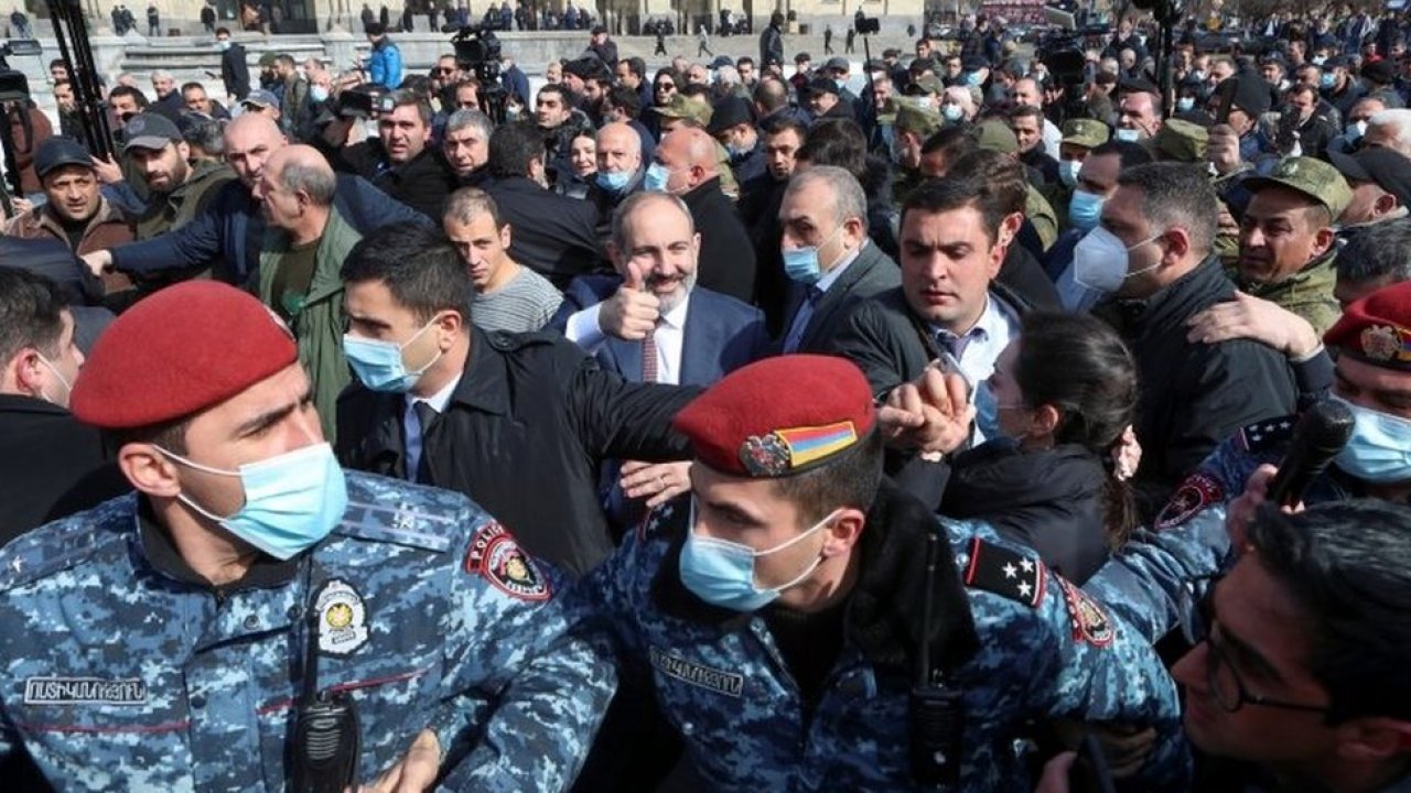 Ermenistan'da halk ve ordu neden, nasıl karşı karşıya geldi?