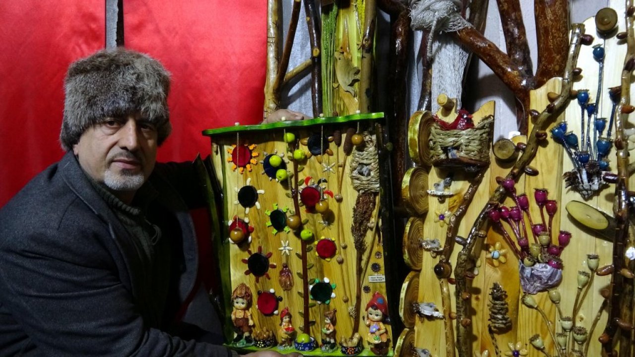 Atıkları sanat eserine dönüştürüp, evinde sergiliyor