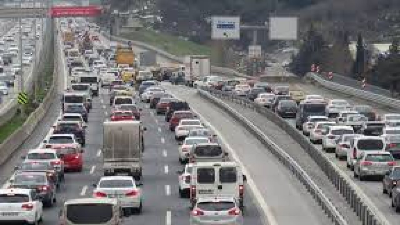 İstanbul'da yağışlı havanın etkisiyle trafik yoğunluğu