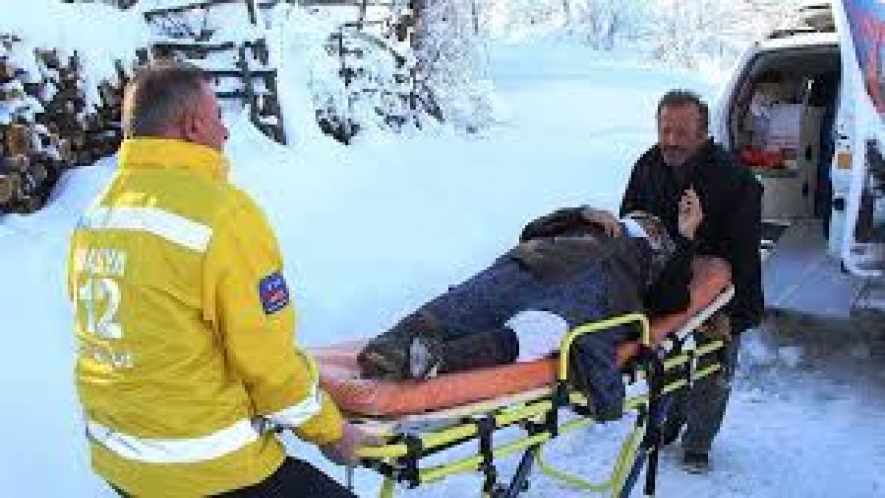 Ağrı'da yolu kapanan mezradaki hastaya paletli ambulansla ulaşıldı