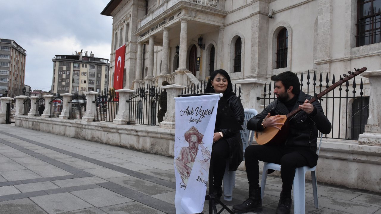 Aşık Veysel, memleketi Sivas'ın caddelerinde türküleriyle anıldı
