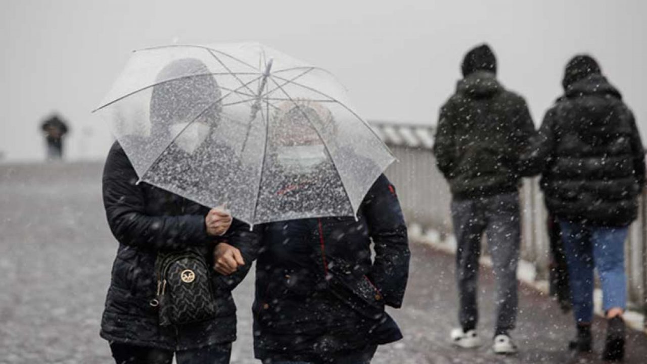 Adana'da şiddetli yağış hayatı olumsuz etkiledi
