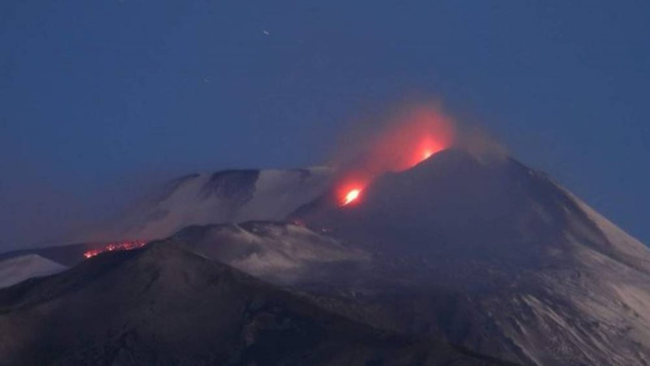Etna Yanardağı yeniden faaliyete geçti