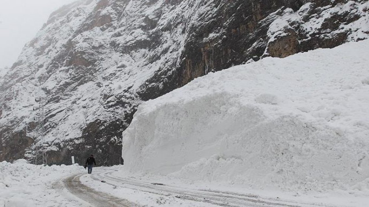 Yola çığ düştü trafik kapandı
