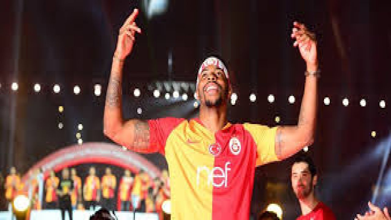 Surinam Milli Takımında ilk kez forma giydi 