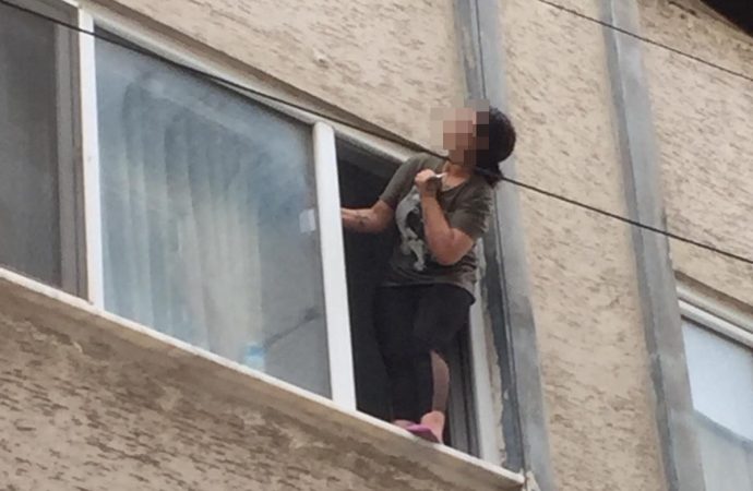 Pencere’ye çıkıp boğazına bıçak dayadı