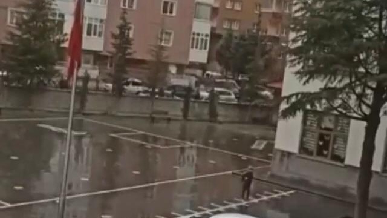 İstiklal Marşı okunurken yağmur altında tek başına bekledi